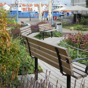 Parkbänk i Stadsparken med Marstrandsfärjan i bakgrunden